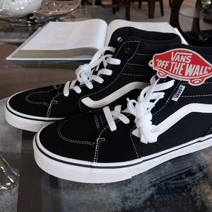 Boy's Sk8 Youth High Top Black And White SK8 Vans Youth Sz 7 NWT